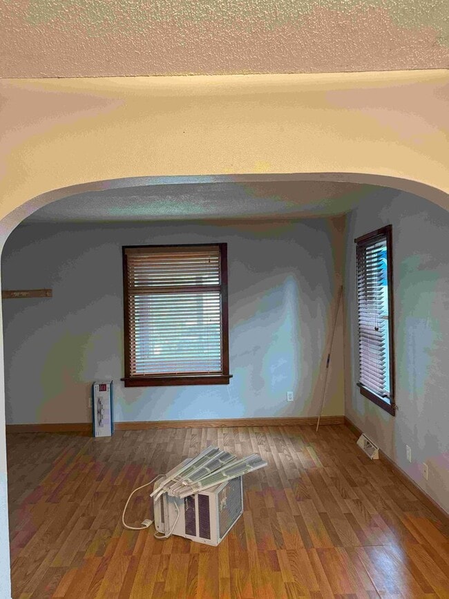 Building Photo - 3 Bedroom / 1 Bathroom Private Fenced Yard...