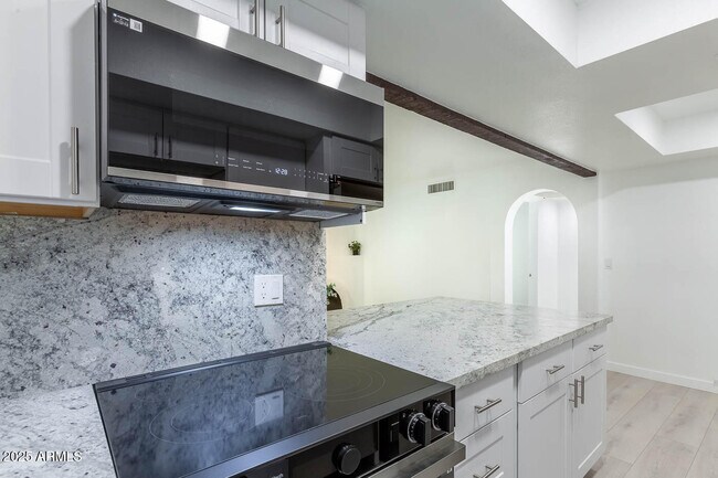Building Photo - 7557 N Dreamy Draw Dr