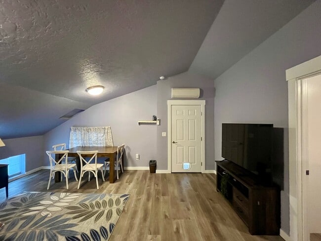 Building Photo - 2716 Syringa Ln