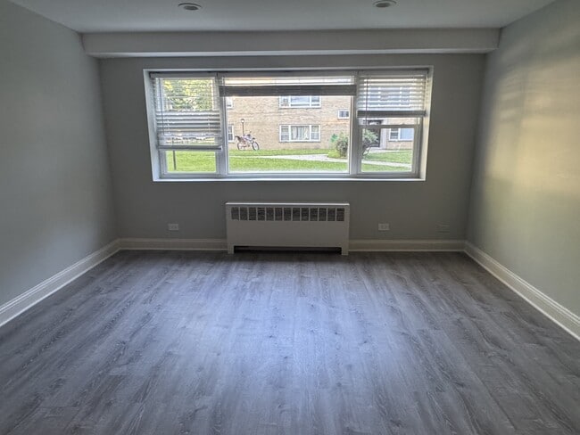 Building Photo - 6114 N Damen Ave