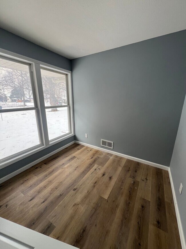 Building Photo - 207 Lake St