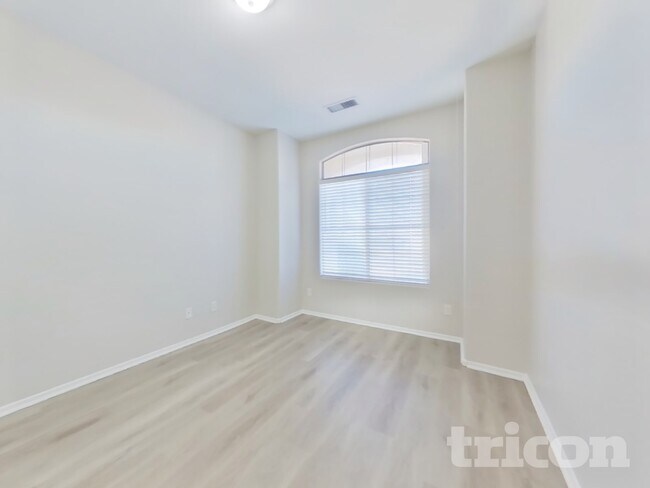 Building Photo - 16823 W Cottonwood St