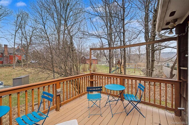 Building Photo - 10 Cedar Ln