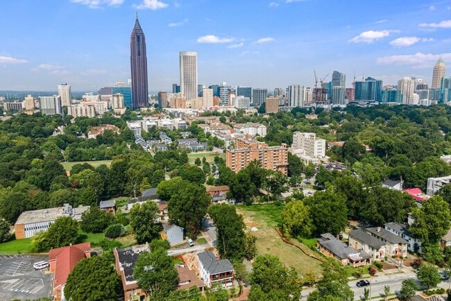 Building Photo - 564 Parkway Dr NE