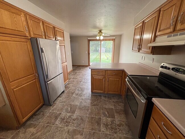 Building Photo - 3222 Lakeview Dr