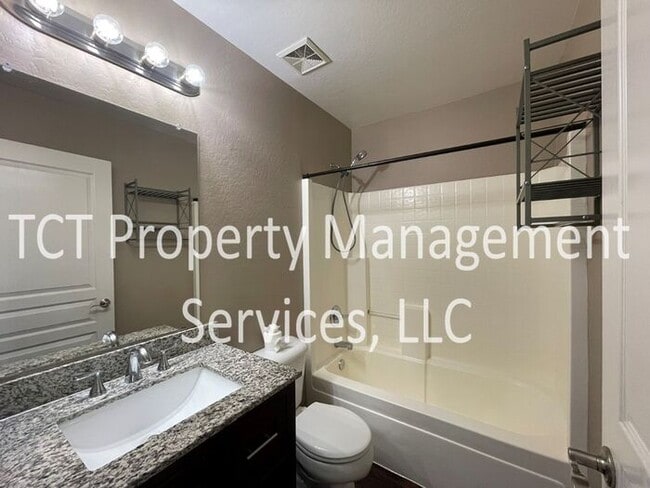 Building Photo - Updated 4 Bedroom on Corner Lot!