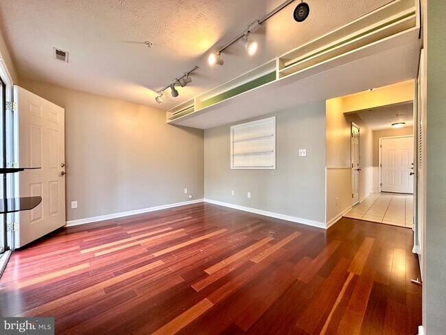 Building Photo - 2107 Mardic Dr