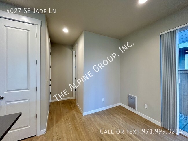 Building Photo - Hillsboro Townhome - Two Comfortable Suites!