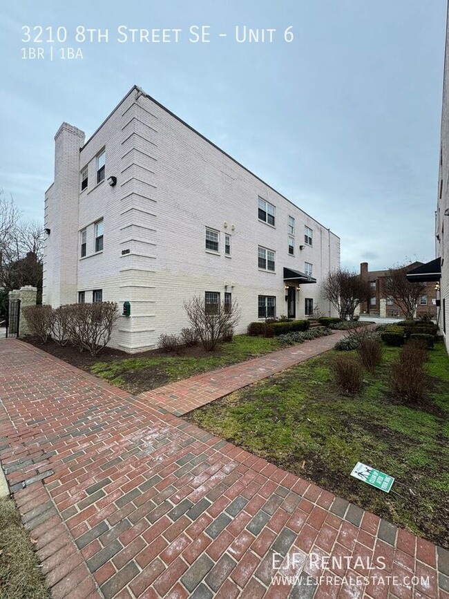 Building Photo - 3210 8th St SE
