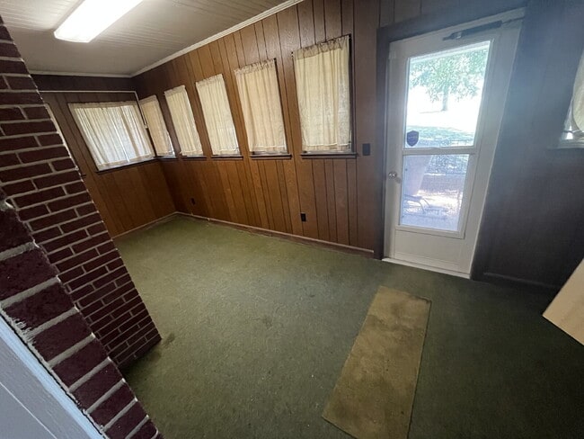 Building Photo - "Charming 3-Bedroom Retreat with Spacious Living in Colfax!"