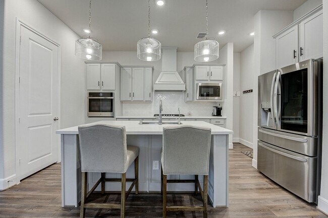 Building Photo - 21820 Enchanted Rock Dr N
