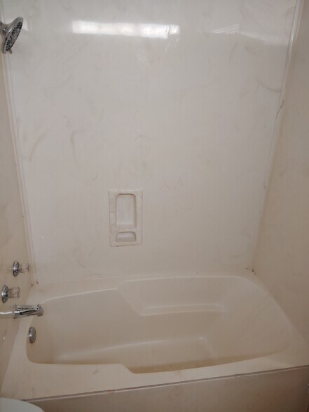 Bathroom with shower/tub - 3075 Patricia Dr