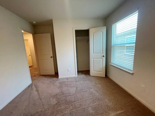 Building Photo - 305 Cres Park Dr