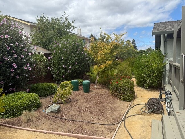 Building Photo - 515 La Baree Dr