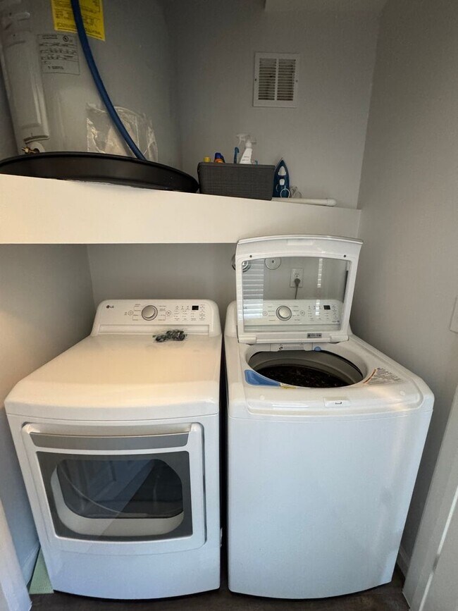 Building Photo - Seagate- Close to Wrightsville Beach