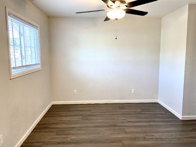 Building Photo - 305 Redwood Dr