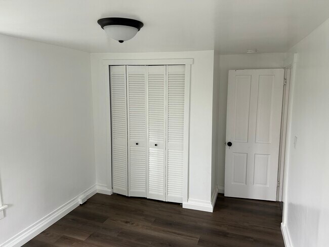 Building Photo - 20 Hedgewood Dr