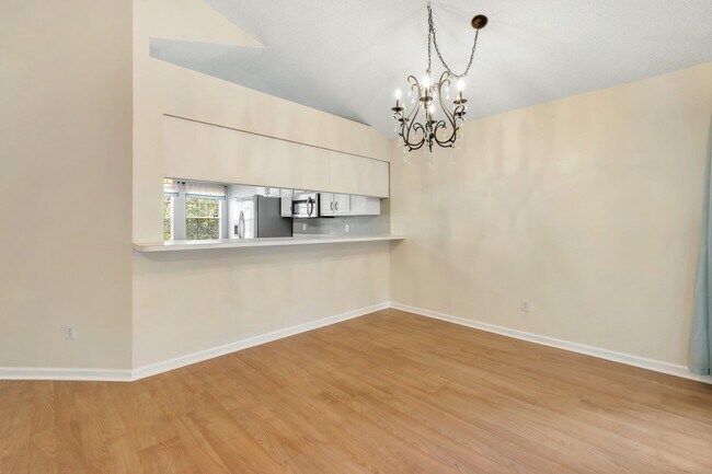 Building Photo - 2025 Ascot Way