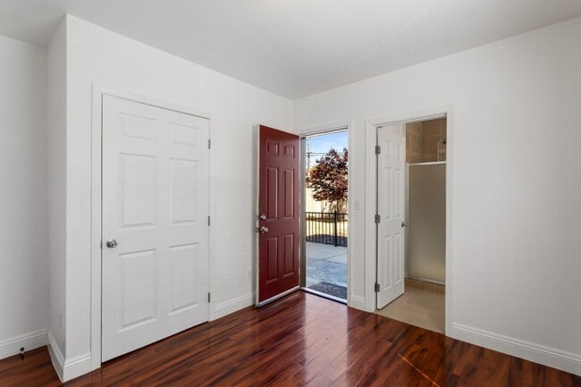 Building Photo - Remodeled 2 bed, 2 bath unit in Midtown