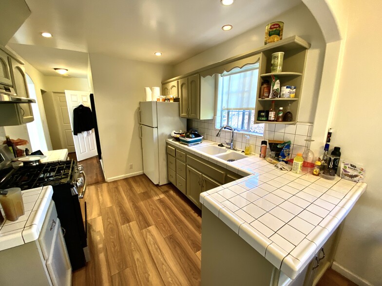 Building Photo - 1653 1/2 Maltman Ave