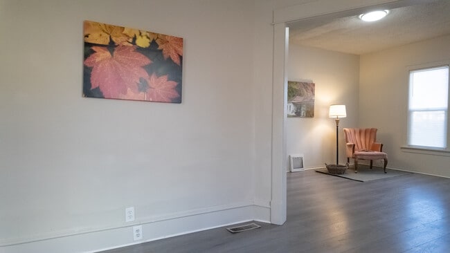 Building Photo - 102 S Perry St