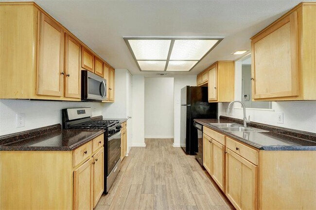 Building Photo - 10207 Rutland Village W