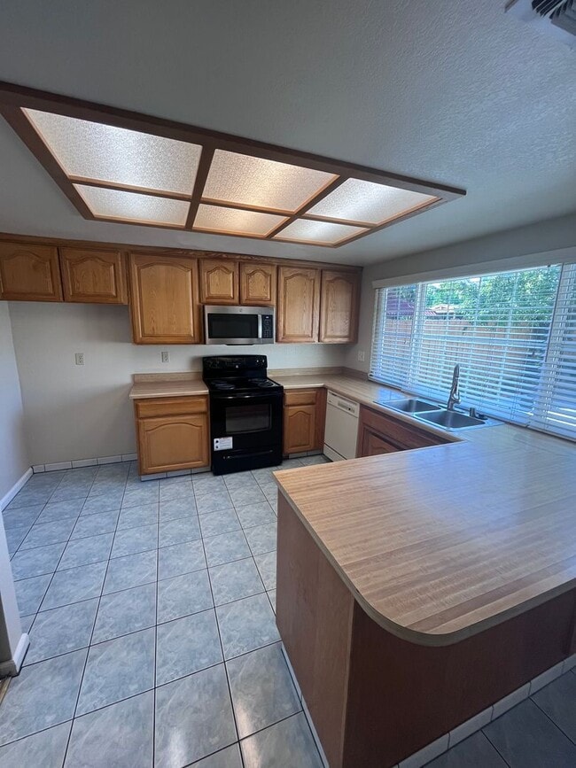 Building Photo - NICE UPDATED HOME IN SACRAMENTO!!