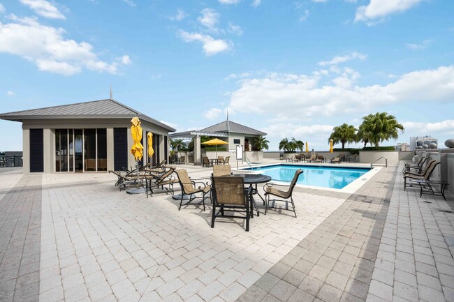 Building Photo - "Luxurious 3-Bed Sarasota Penthouse with S...