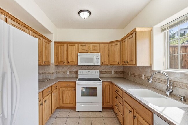 Building Photo - Spacious Sun-filled 3 bed 2.5 Bath Townhouse