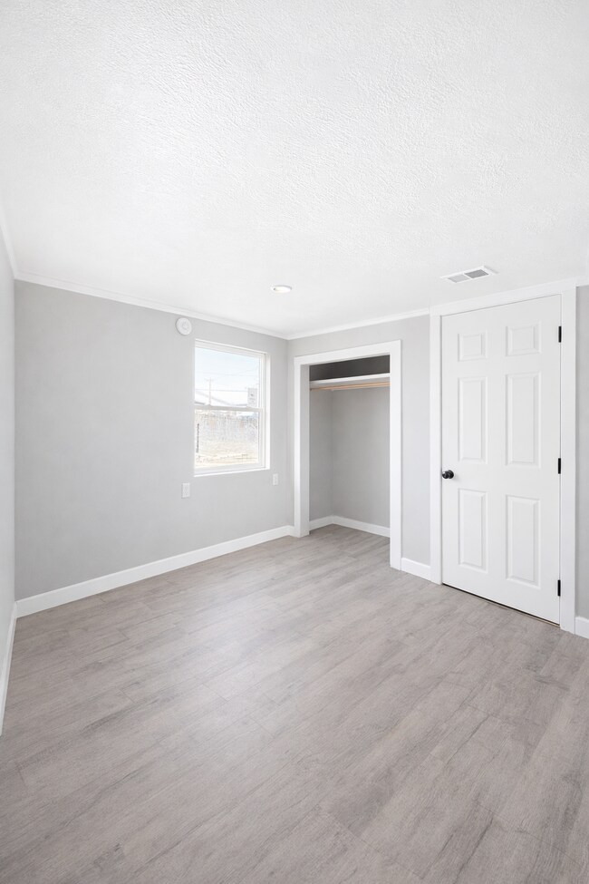 Building Photo - 2045 W 12th St