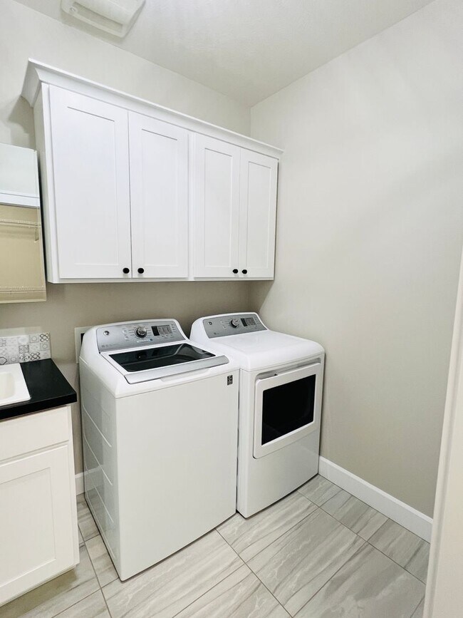 Building Photo - Luxury Rental
