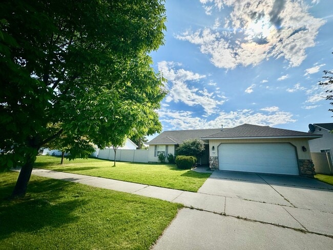 Building Photo - 3 bedroom home with expansive fenced backy...