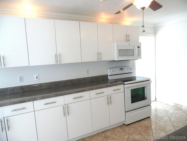 Building Photo - 1205 Mathis St