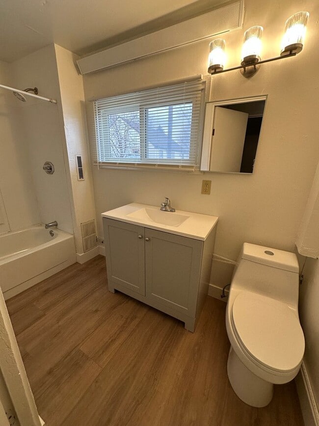 Building Photo - 520 7th Ave