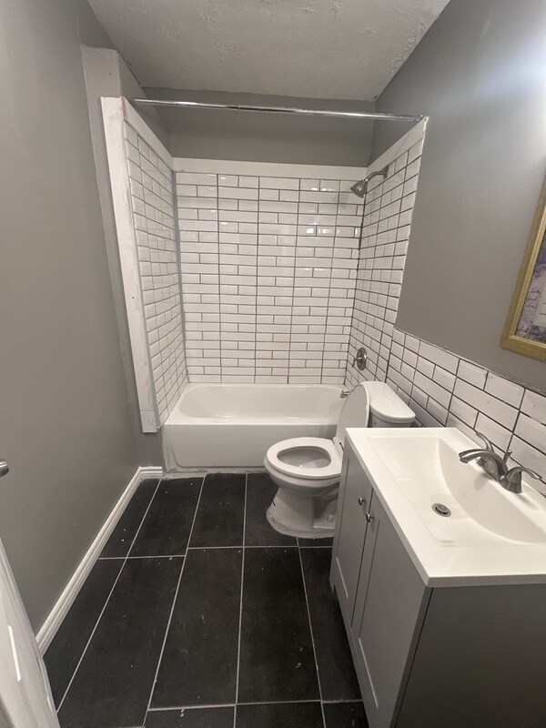 Building Photo - 4915 E 109th St