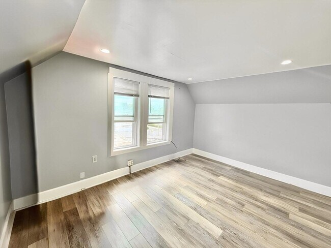 Building Photo - 10 Clark St