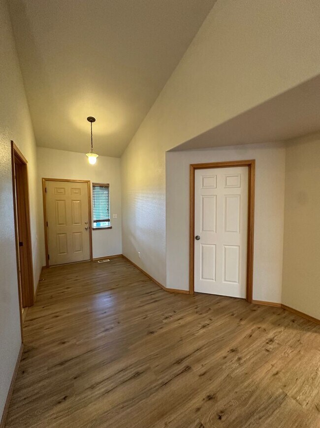 Building Photo - Lovely SE Single Story 3 Bedroom Home with Office!