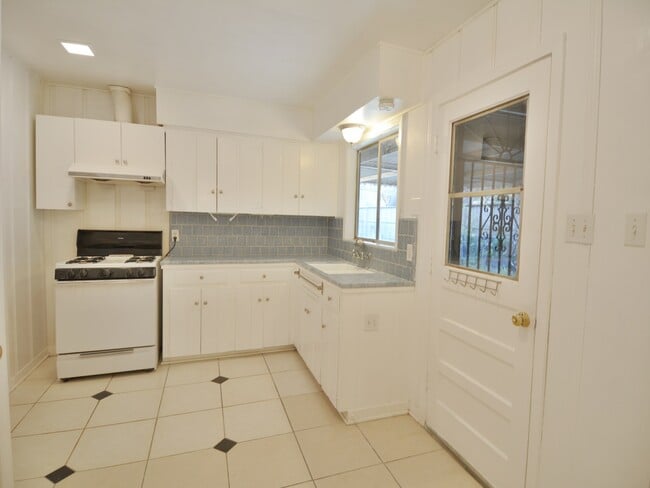 Building Photo - 7515 Schiller St