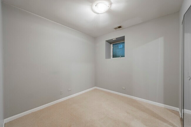 Building Photo - 1017 W Dakin St