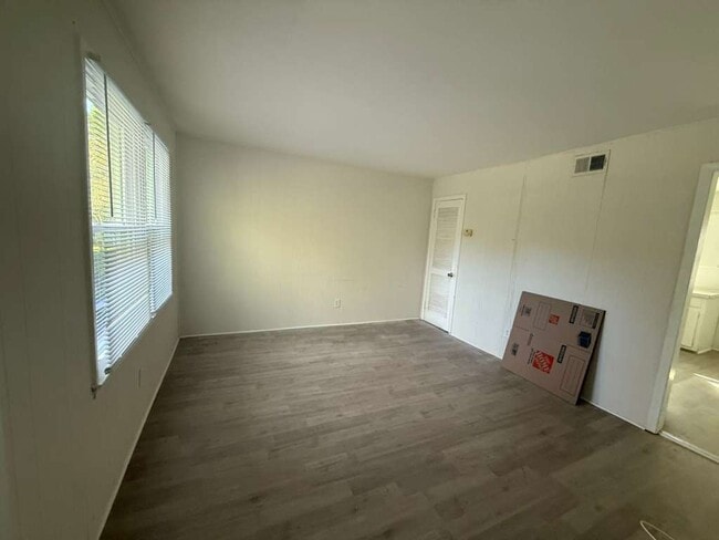 Building Photo - 618 Eastview Ct