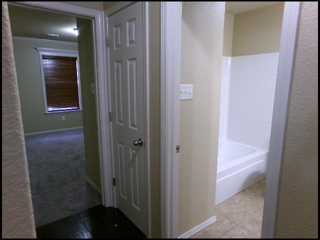 Building Photo - 9112 Pleasant Valley Dr
