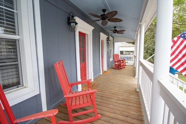 Building Photo - Now Preleasing for 2026–2027 – Beautifully Renovated Duplex in West Columbia