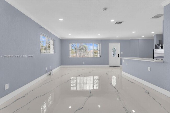 Building Photo - 1010 NW 196th St