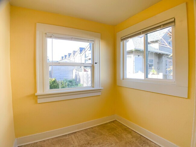 Building Photo - Adorable 3bdrm Home in Great Neighborhood! Lovely Yard!