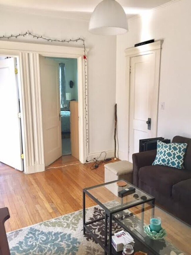 Building Photo - Bright & Spacious 3-Bedroom on Newbury Str...