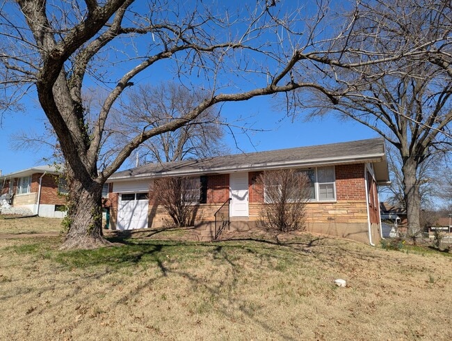 Building Photo - Fully Renovated Home with Sunroom, Garage & Huge Fenced Yard