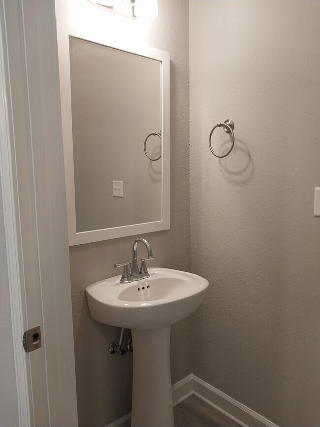 Building Photo - Gorgeous 3 Bedroom 2.5 Bath Townhome