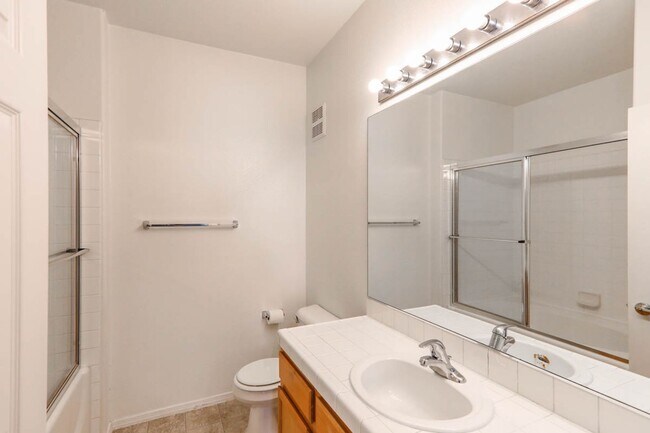 Building Photo - 2 Bed Condo Centrally Located
