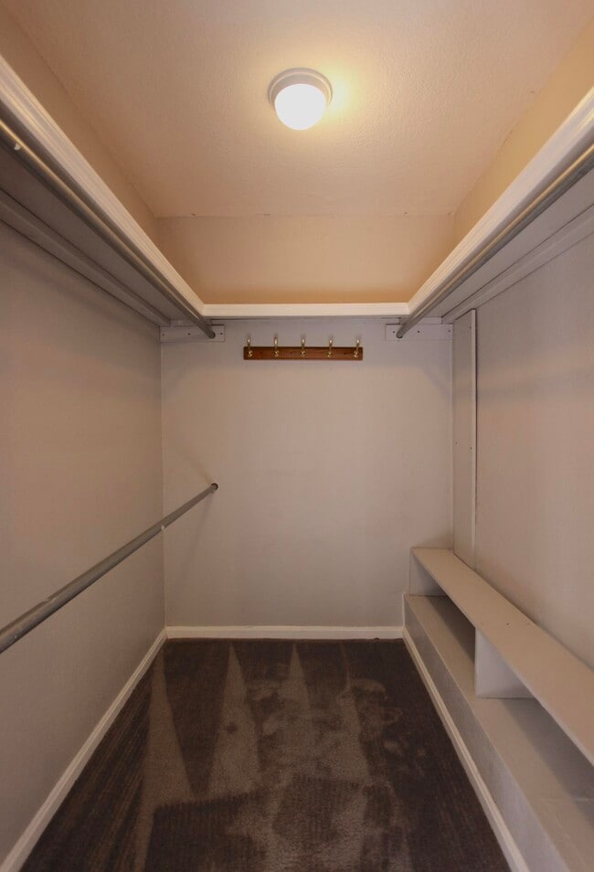 Building Photo - 606 6th Ct