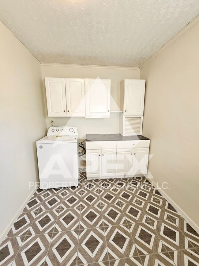 Building Photo - Spacious 4Bd – 2Ba Tri-Level Brick Home in North Knoxville!